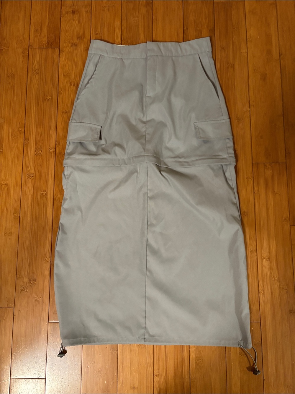 Women’s light gray convertible cargo maxi-to-mini skirt. M